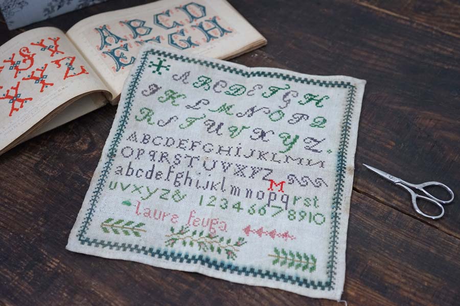 フランスアンティークアルファベット刺繍サンプラー26×28cm ge-963の