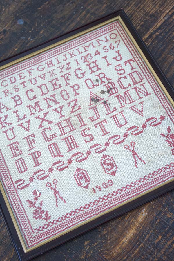 フランスアンティークアルファベット刺繍サンプラーフレーム入り 1933