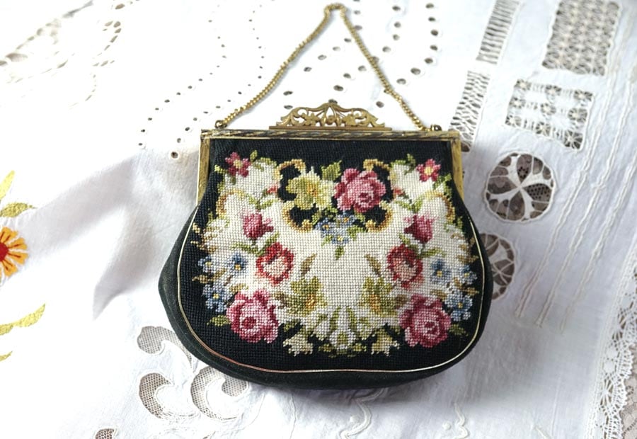 プチポワン刺繍に作りの良い口金のプチポワンバッグW17×H15.5×D4cm gb