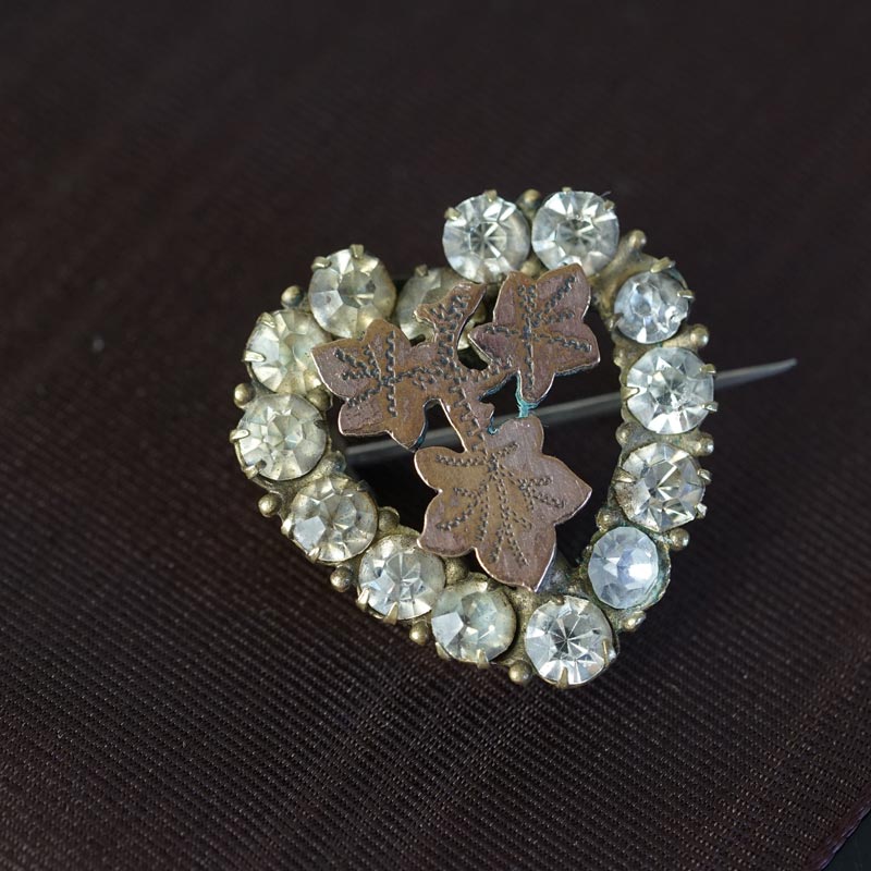 イギリスのペーストガラスとブラスのハートブローチ2.5×2.7cm ga-1092