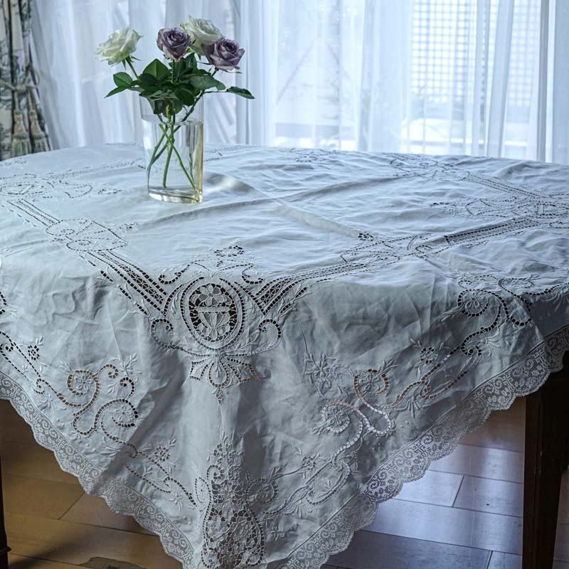 絶技巧のニードルレースとカットワーク刺繍にフィレレースのテーブル