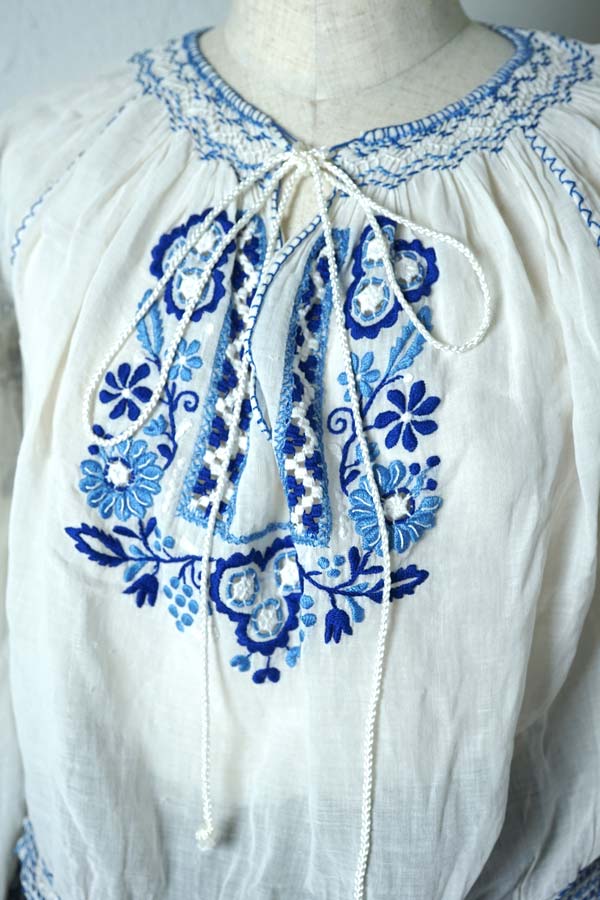 アンティーク東欧の手刺繍とスモッキングのブラウス11号サイズ gd-244