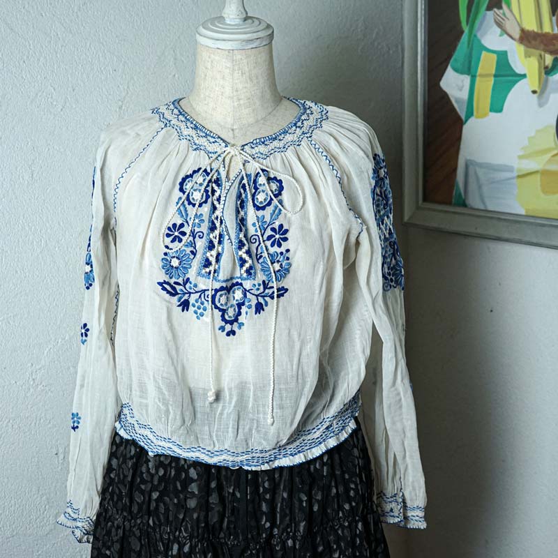 アンティーク東欧の手刺繍とスモッキングのブラウス11号サイズ gd-244