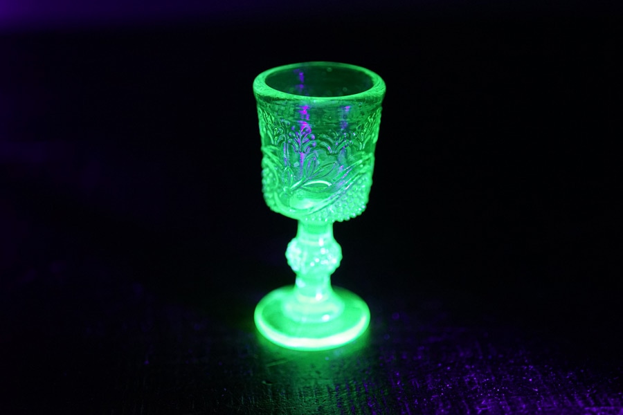 アンティークのウランガラスのリキュールグラスH7.7cm gc-1916の通販