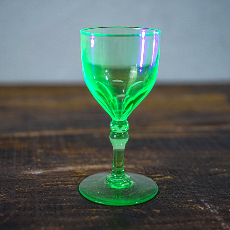 1930年代 ボヘミア製 ウランガラス・ワイングラス（花びら＆ダイヤ