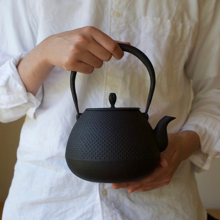 釜定　鉄瓶　秋の実　肌　新品　南部鉄器 釜定 鉄瓶 / 秋の実 肌 南部鉄器 | AKI interior space