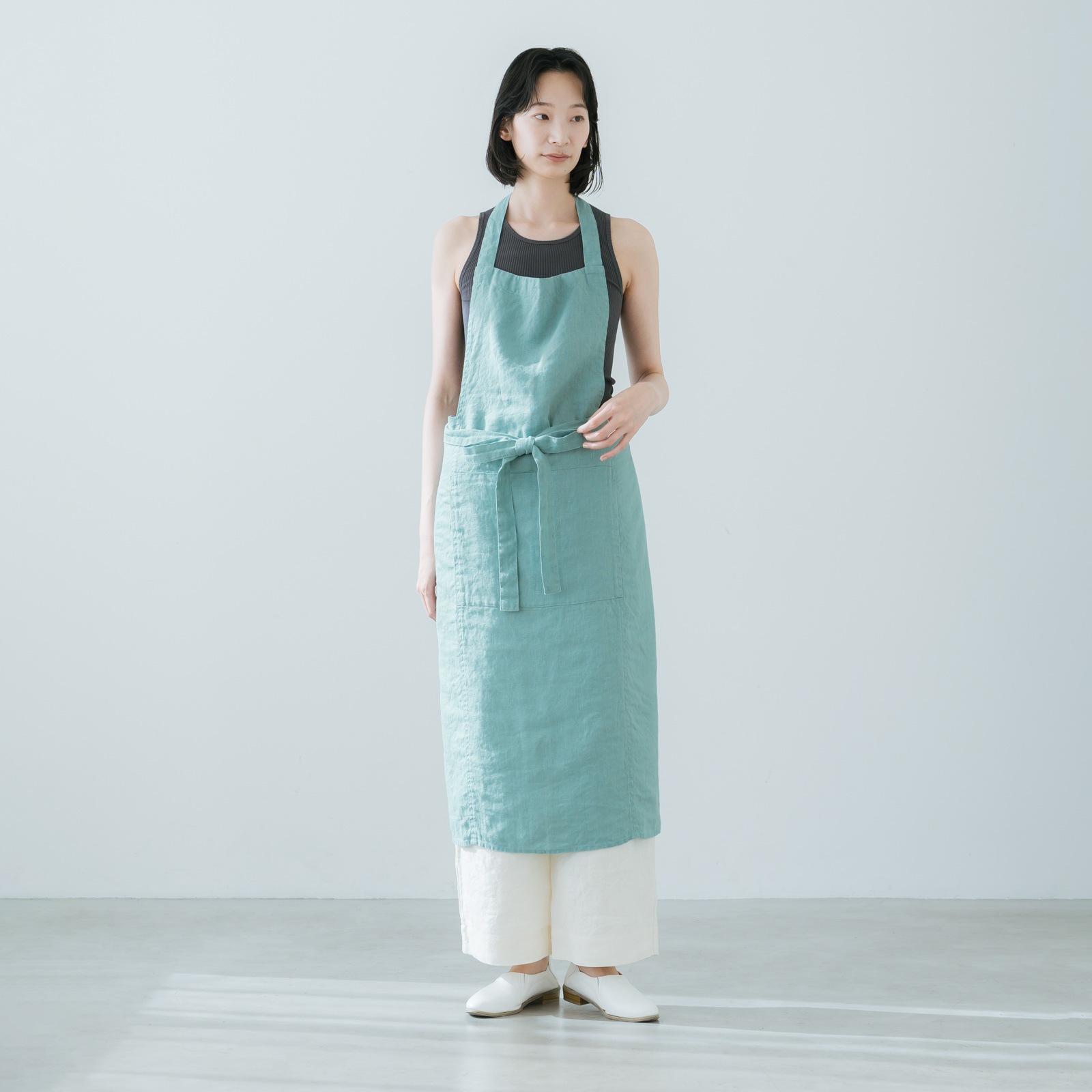 SONORO _ リネン ホルターネック エプロン _ ライトグレイ