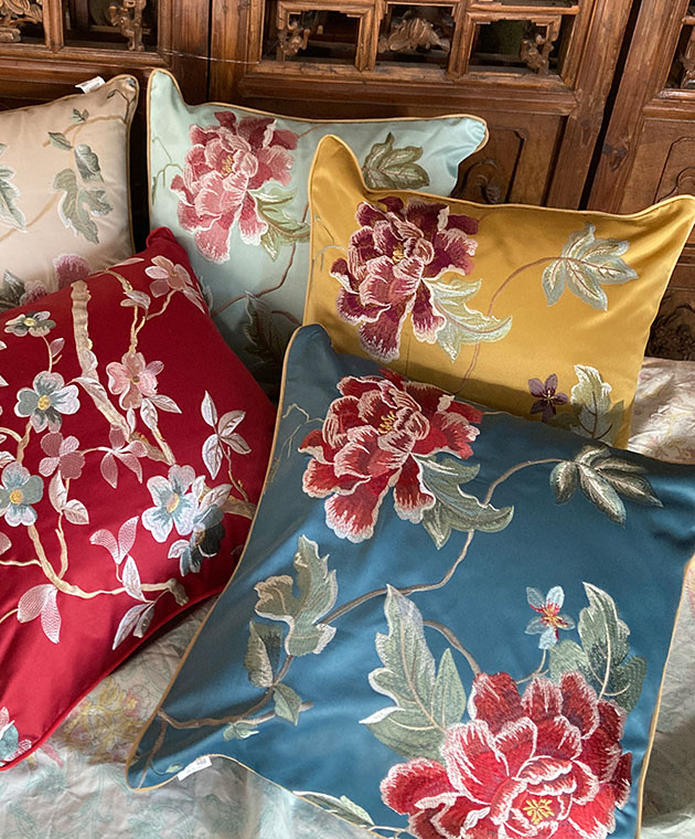 フラワー刺繍のクッションカバー ～牡丹 アンティークブルー