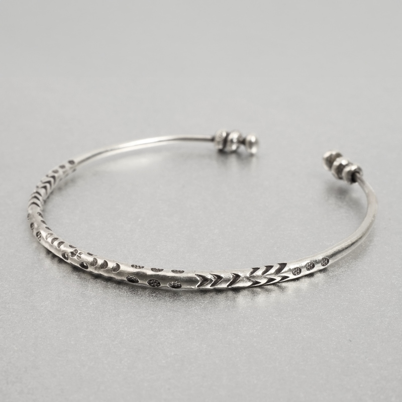 カレンシルバーバングル【メール便可】｜マライカ公式通販
