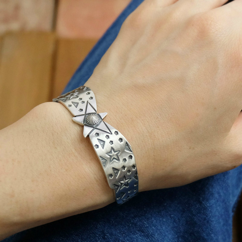 139mm ボーリーブス スタンプワーク バングル｜マライカ公式通販