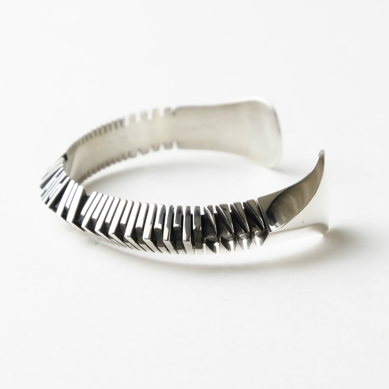 132mm アイゼヤオルティス トライアングル バングル｜マライカ公式通販