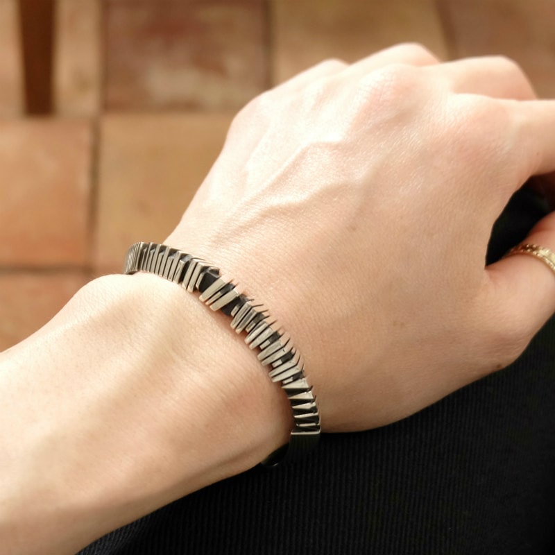 132mm アイゼヤオルティス トライアングル バングル｜マライカ公式通販