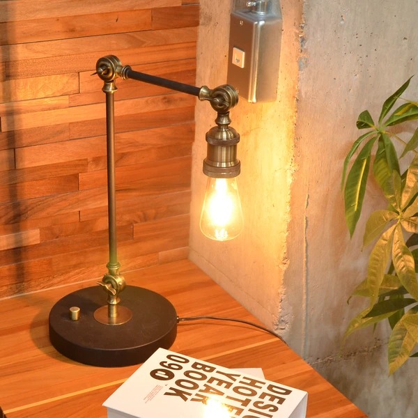 インダストリアルデザインの1灯テーブルライト｜工業的なデザインが