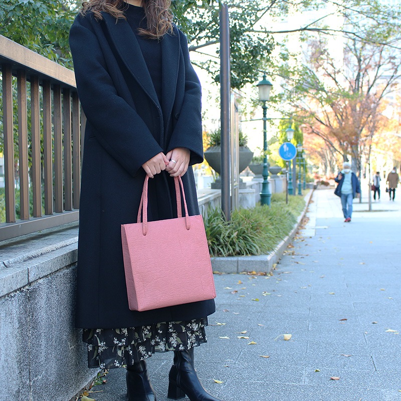 パイナップルの葉からできたヴィーガンレザーバッグ PINAMORE