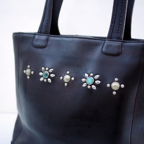 オールドコーチにヴィンテージ加工を施したスタッズや天然ターコイズで