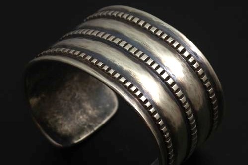 オーダーバングル ジェシー・ロビンズ作 《 チゼルワーク / コイン