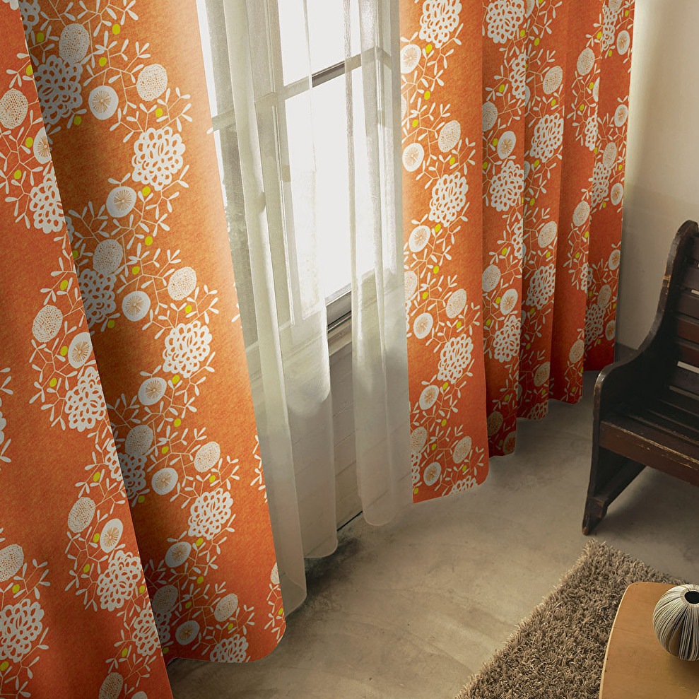 リースを大らかに構成したナチュラルなデザイン。 HANAKAZARI 遮光