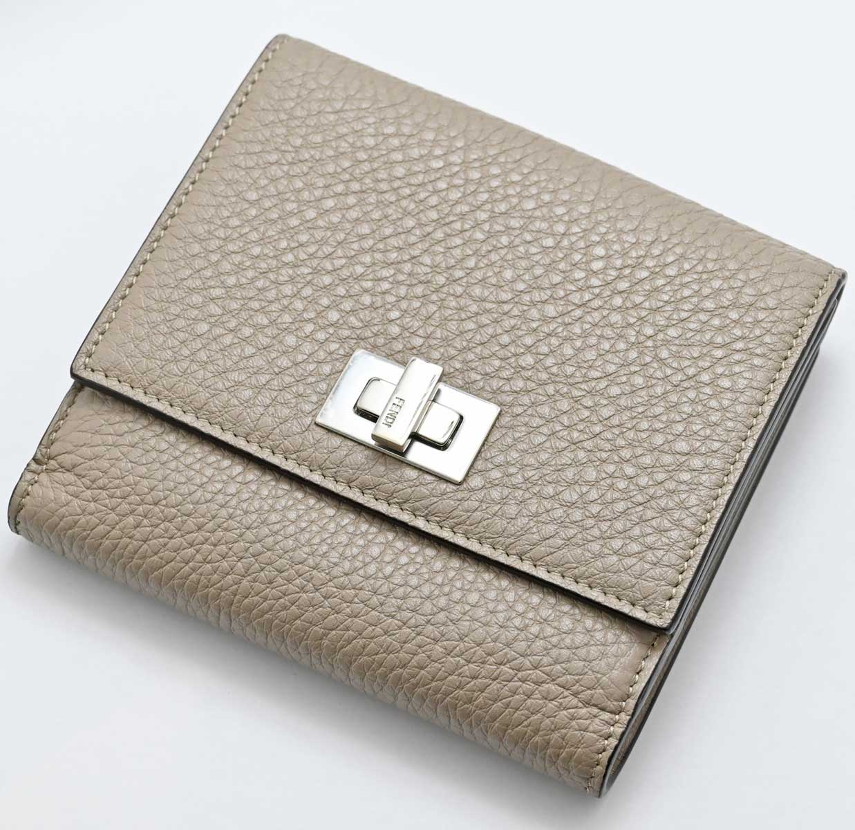 フェンディ FENDI セレリア ピーカブー 二つ折り財布 レザー 8M0438