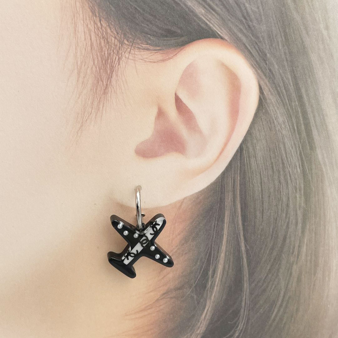 CHANEL シャネル フープピアス 飛行機モチーフ プラスチック ブラック