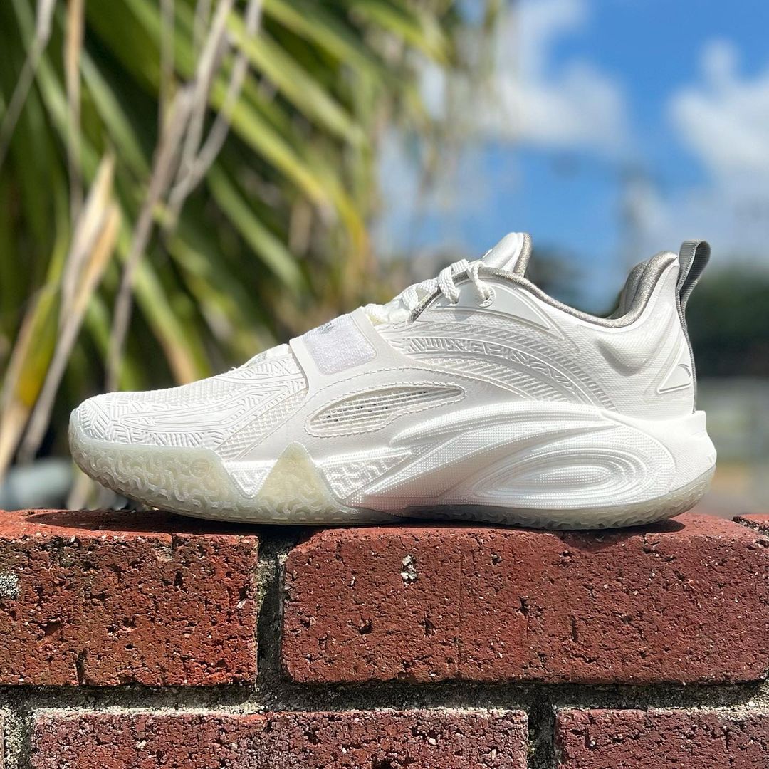 ANTA KAI 1 'TRIPLE WHITE' アンタ カイ 1 カイリー アービング