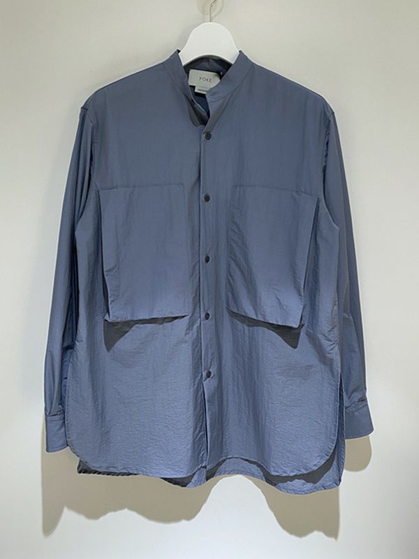 YOKE（ヨーク） バンドカラーロングシャツ ブルーグレー - margin