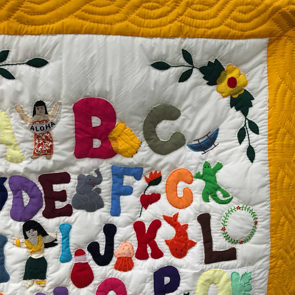 Hawaiian quilt ハワイアンキルトタペストリー アルファベット柄
