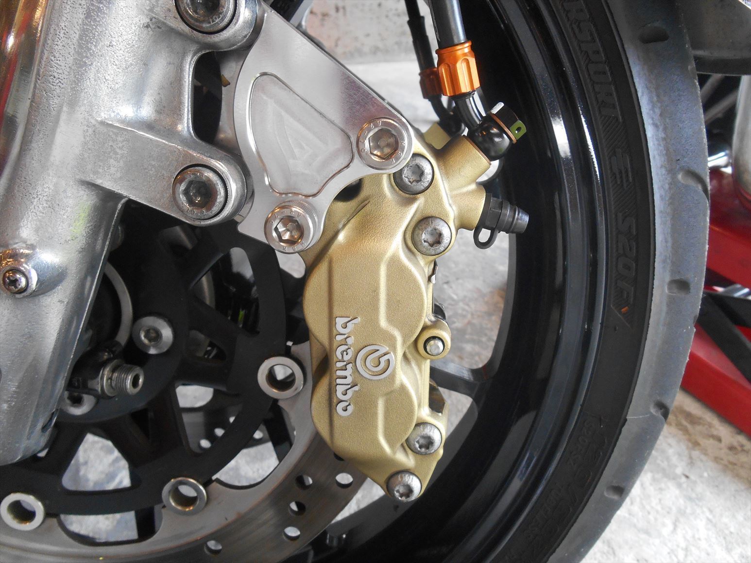 ゼファー750のブレンボ 4POT 40mmピッチキャスティングキャリパーの