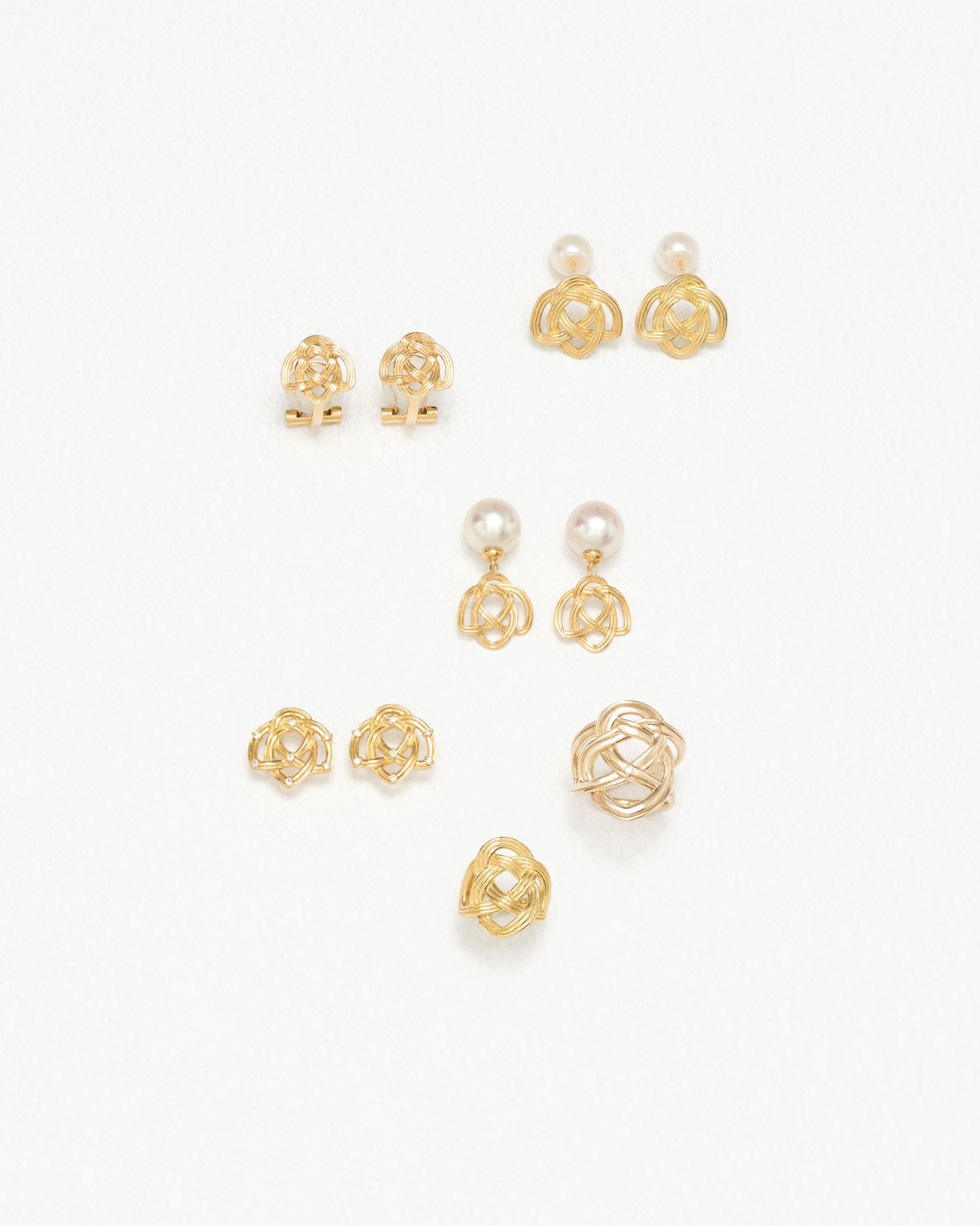 K18 オーバル ひねり フープピアス（大） - me.（エムイードット）