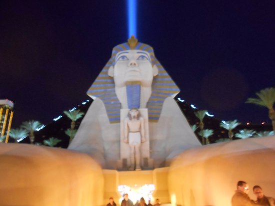 夜のルクソールスフィンクスとピラミッド頂部からのライト - Picture