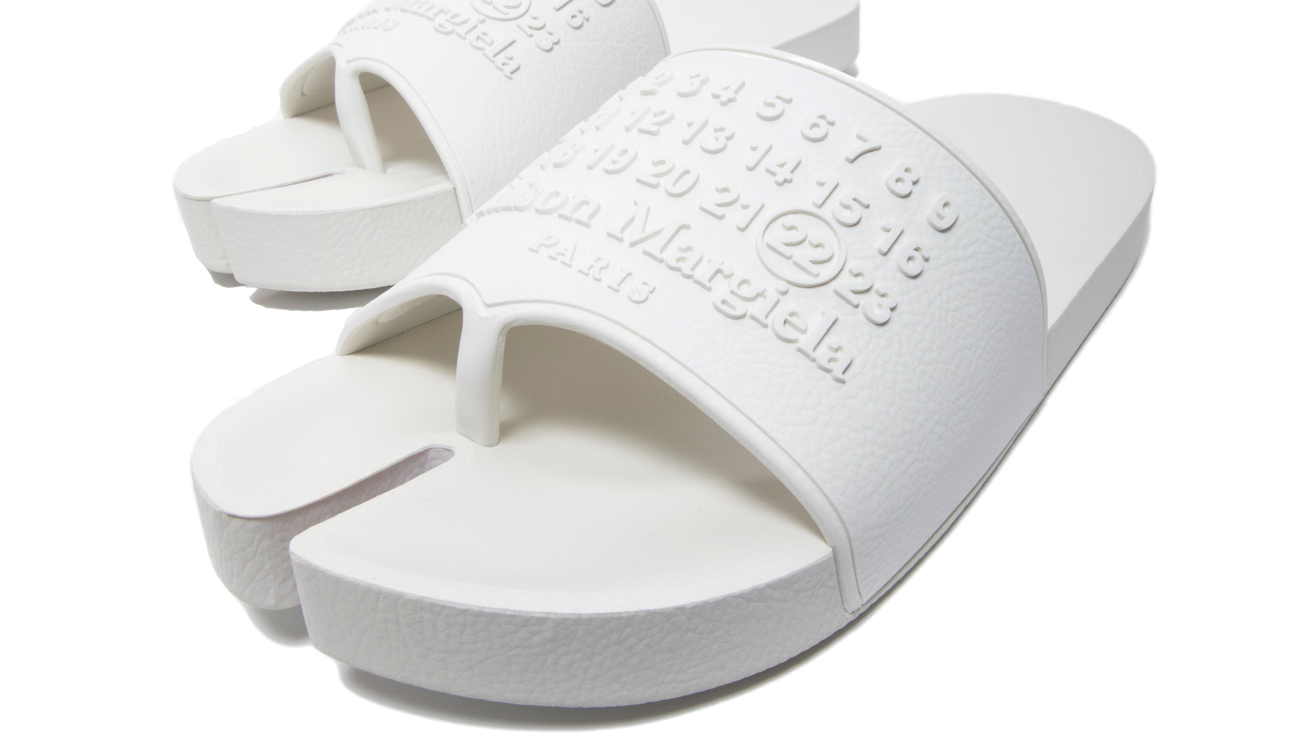 夏の相棒！ メゾン マルジェラの“タビ”サンダル | GQ JAPAN