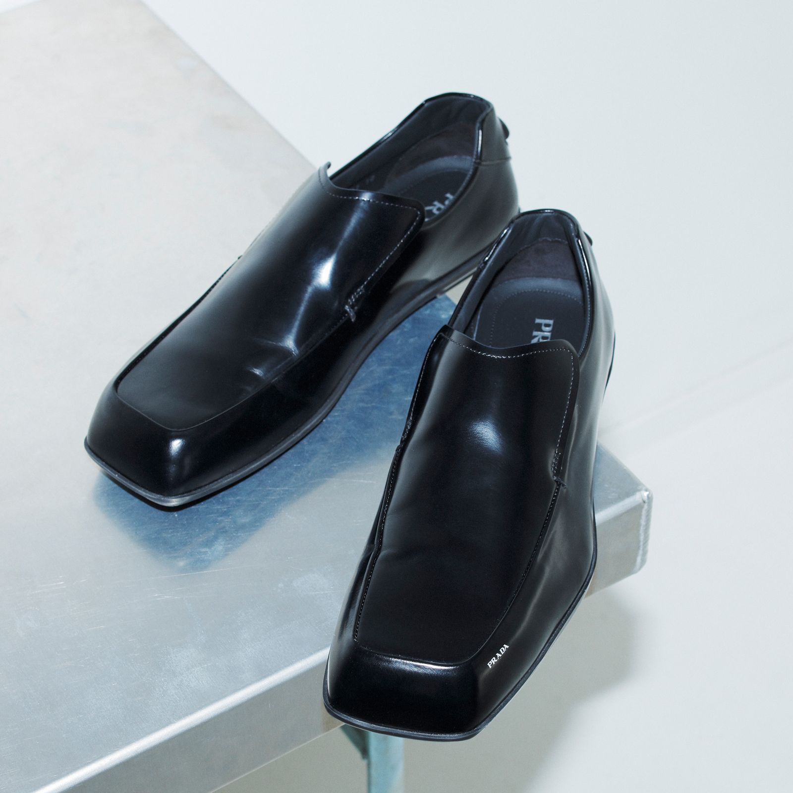 プラダのレザーシューズがよりシャープに進化した！──特集：今どき顔