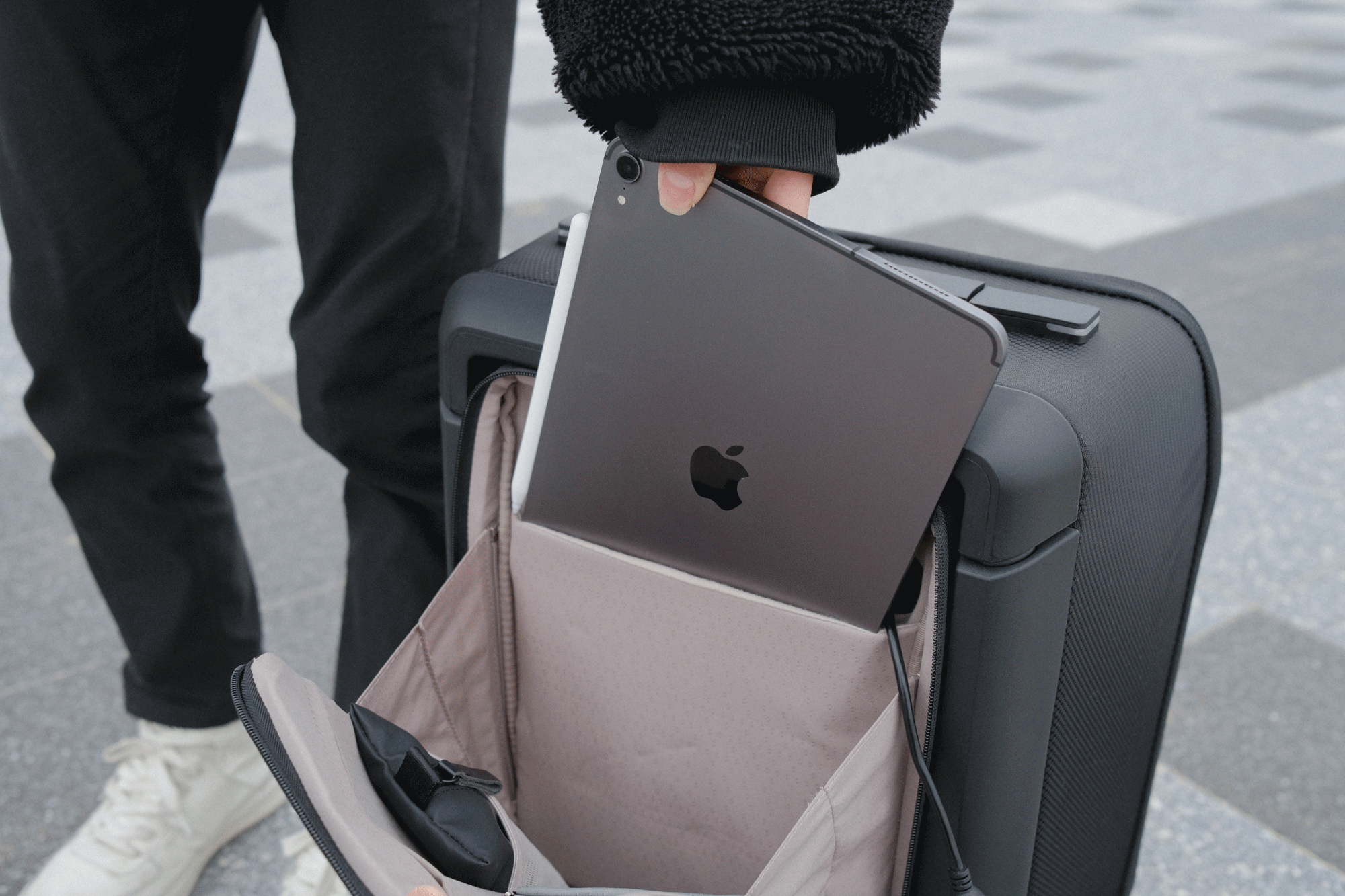 ニョキっと伸びて容量増！ スーツケース「KABUTO」は荷物が増えがちな