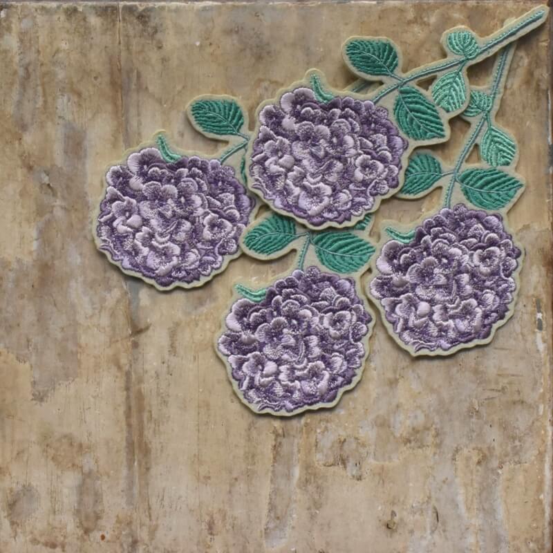 一輪挿しの花刺繍[淡い紫色_紫陽花]ワッペン あっぷりけ仕上げ | mimi