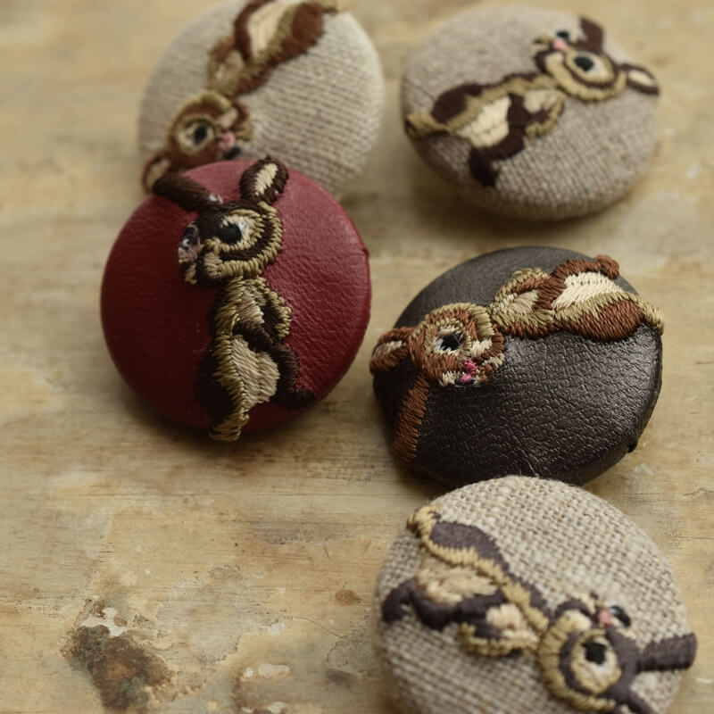 うさぎ刺繍くるみボタンアクセサリー:29mm｜mimi刺繍｜東京・吉祥寺の