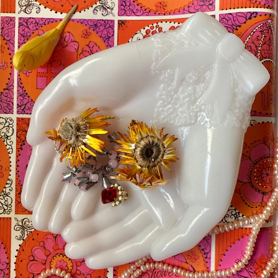 11『TOUCH OF BEAUTY』Avonホワイトミルクガラスハンドトレイ両手タイプ