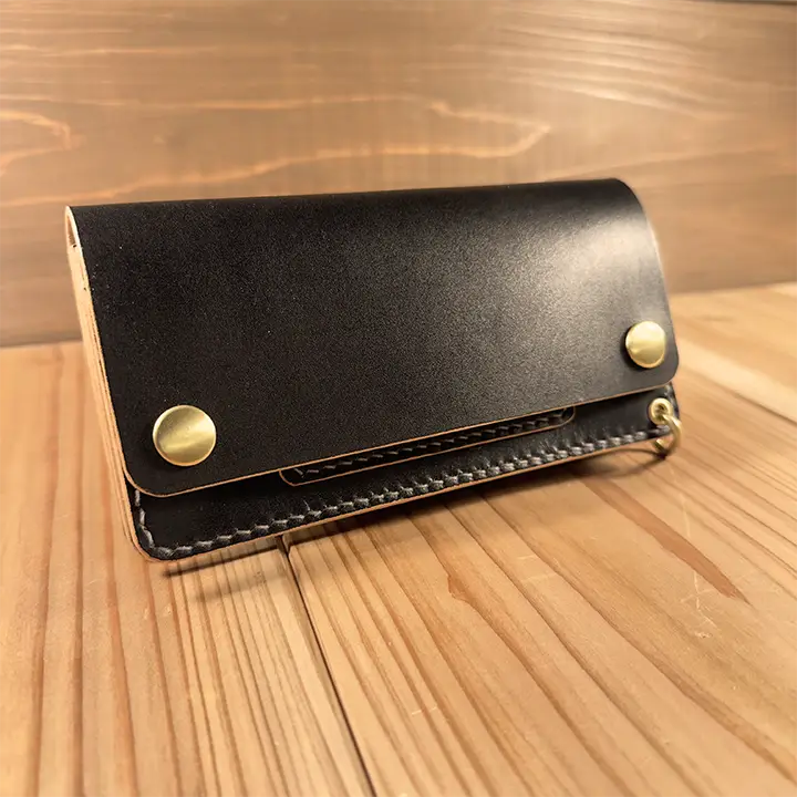 ヌメ革丘染めブラック（茶芯）ロングトラッカーウォレット