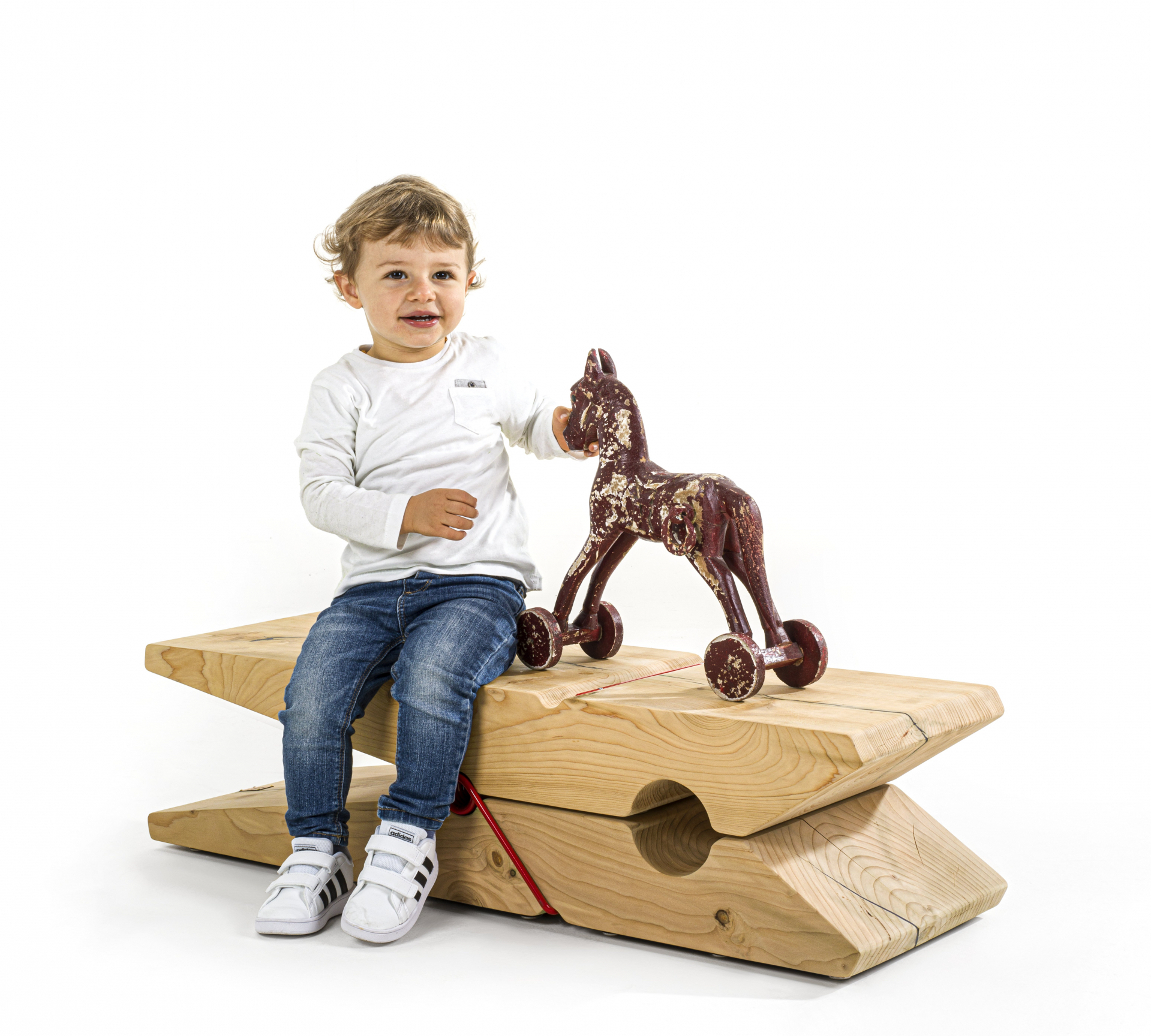 アートピースみたいなベンチ「MOLLETTA」に、キッズサイズが登場