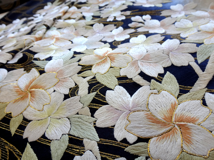 総刺繍振袖の魅力｜一針一針の手刺繍｜尾峨佐染繍とは│振袖選びの