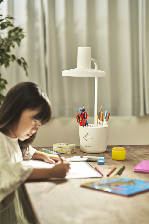 子どもの集中力もアップ！？バルミューダのライトは家族も照らして
