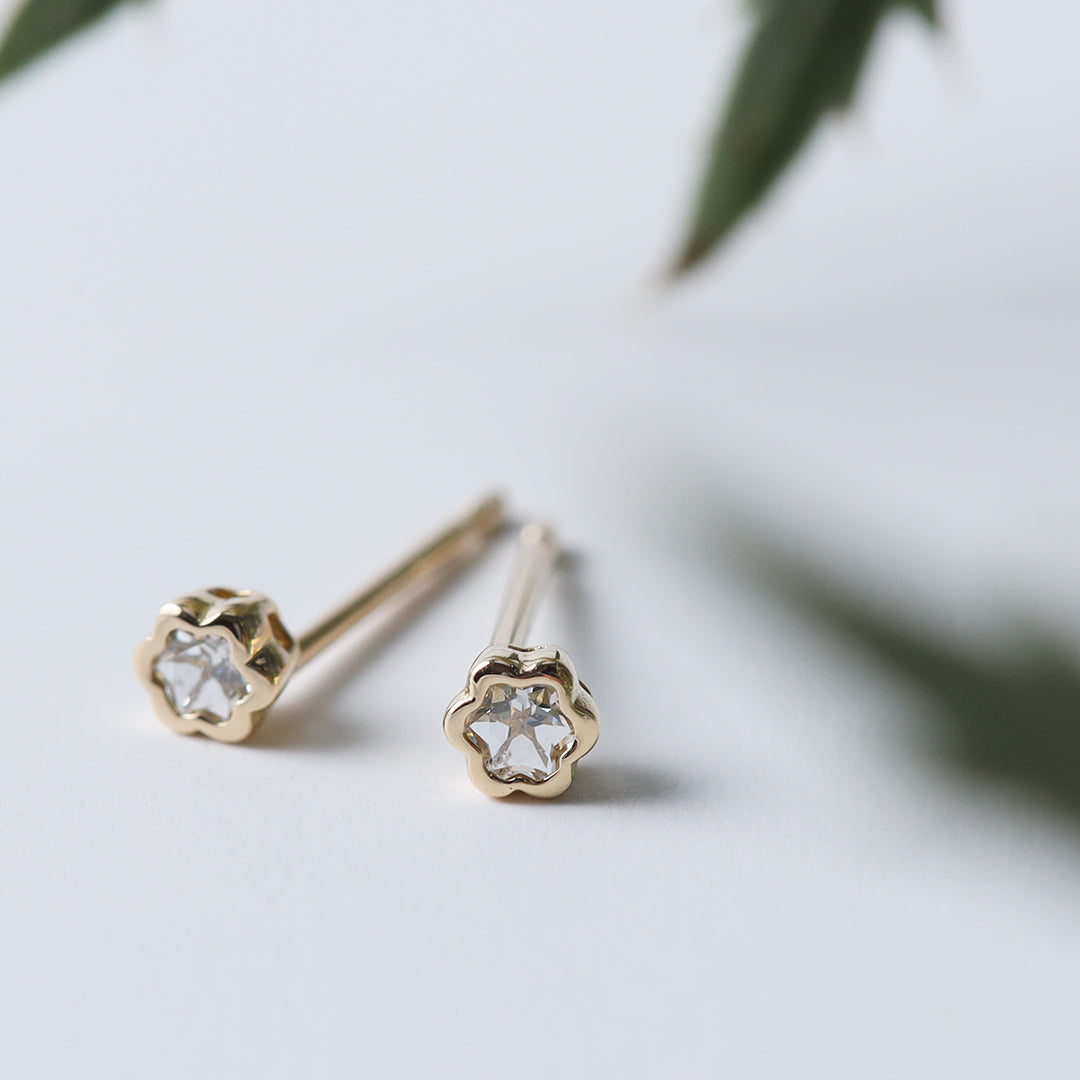 NEW＞K18フラワー型ダイヤモンドピアス