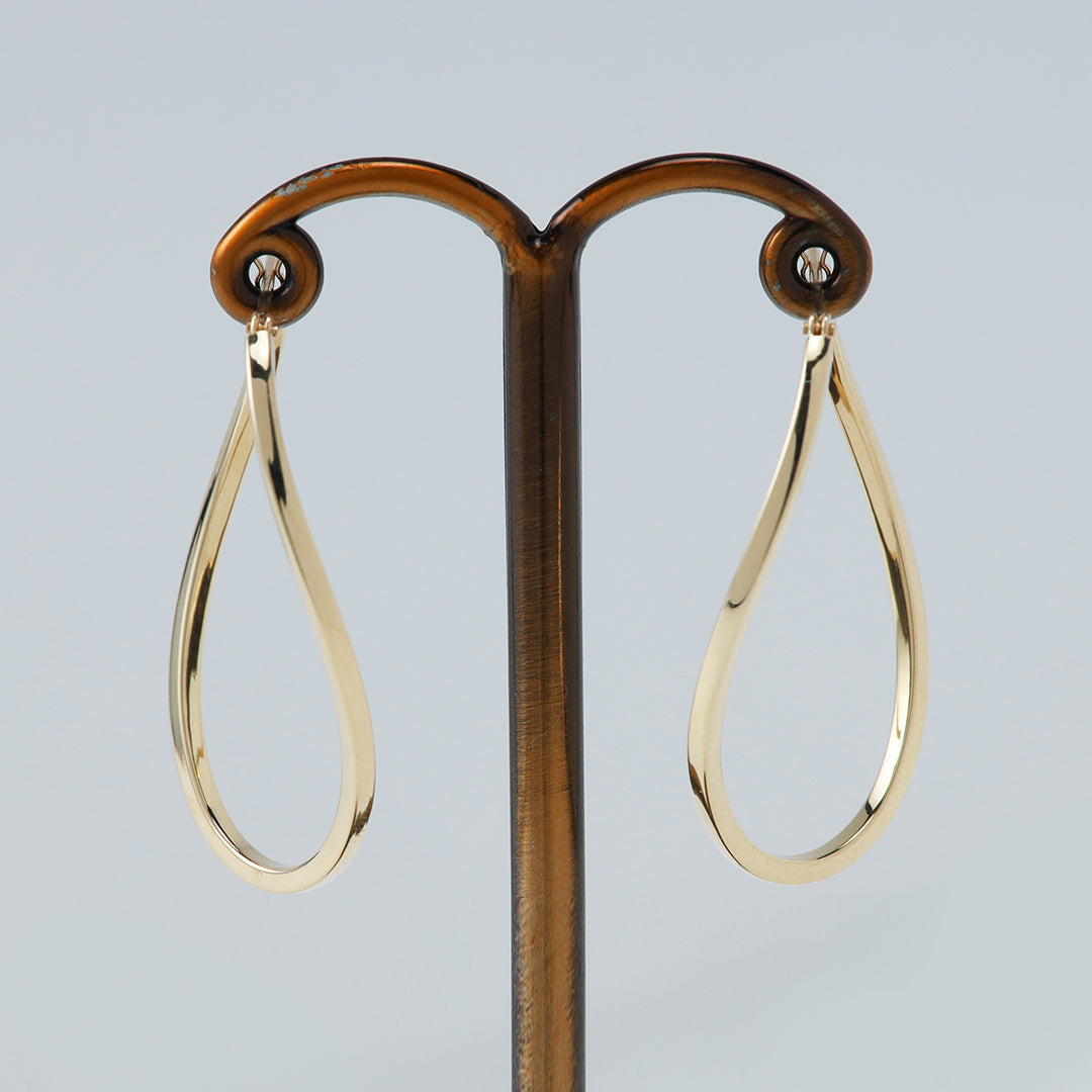 NEW＞K18オーバルツイストフープピアス