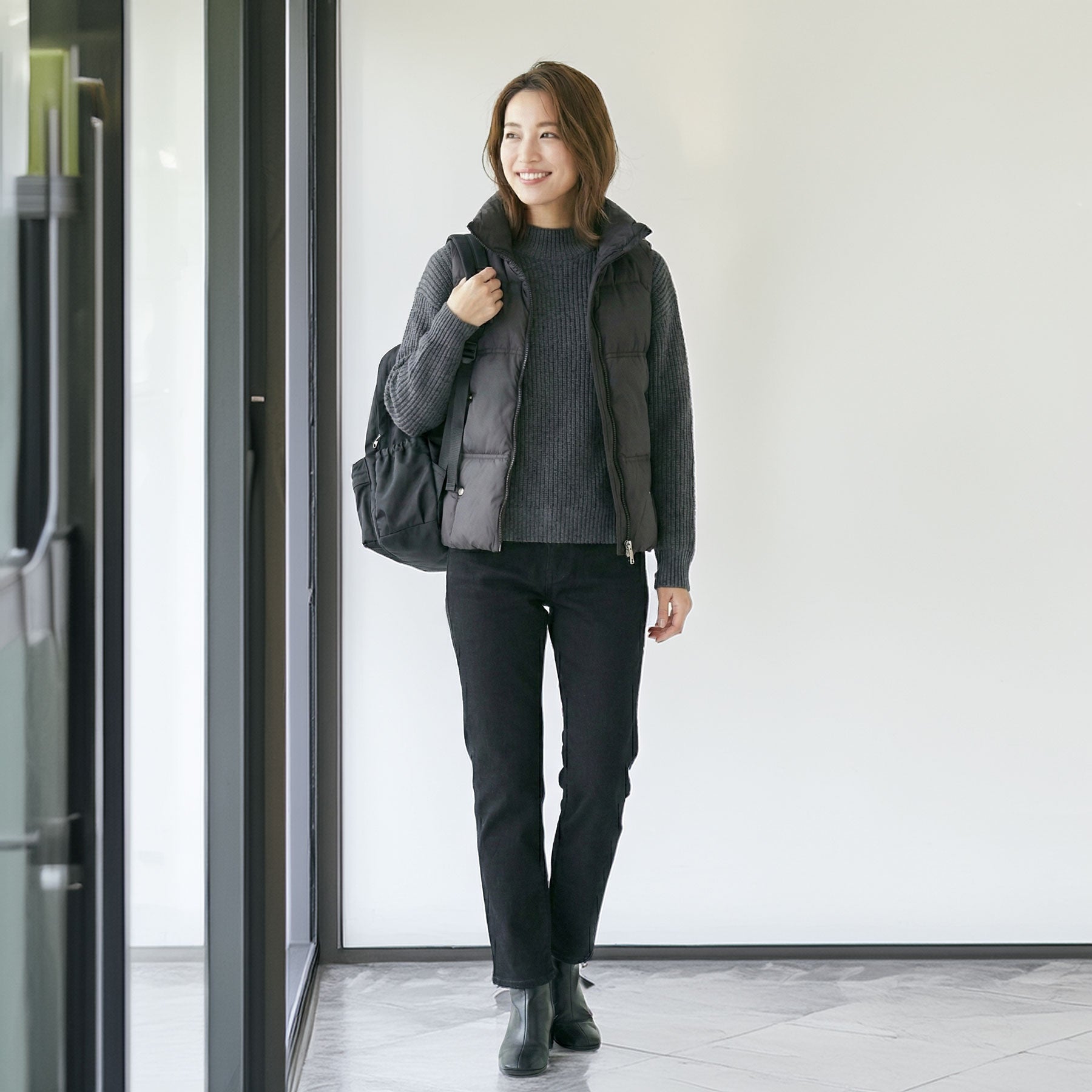 ダウンベスト レディース 黒 ブラック スタンドカラー 軽量 軽い