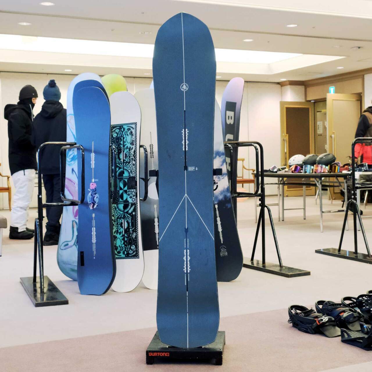 STRAIGHT CHUTER｜タイトな急斜面を狙え！アドレナリン全開ボードが再