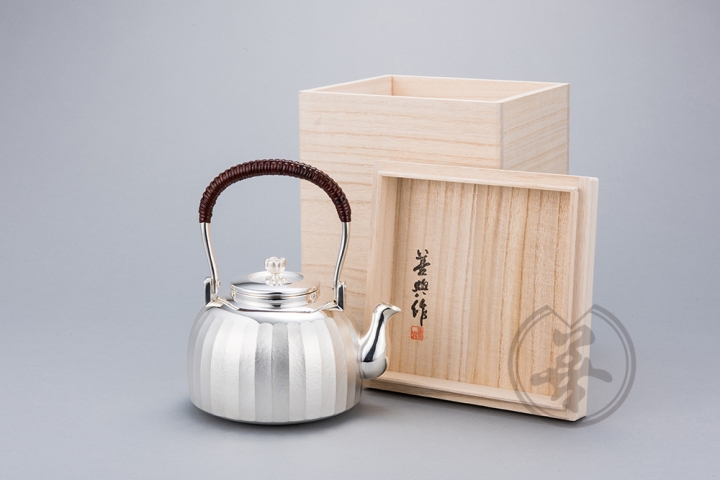 善興 純銀 湯沸4.5寸 立筋（白） | 森銀器製作所