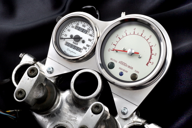 注目のパーツ……Freak's PIT/オリジナルメーターステー 極厚ステンレス