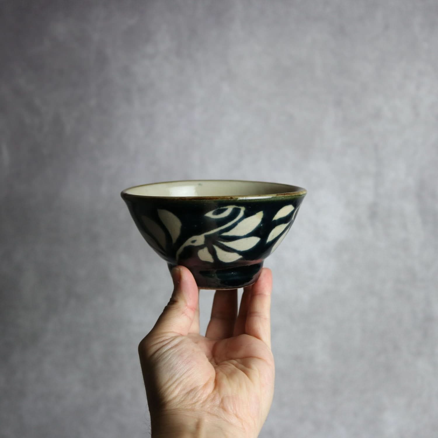 4寸マカイ 呉須釉 蝋抜 菊紋唐草 やちむん 陶器 真南風工房｜真南風