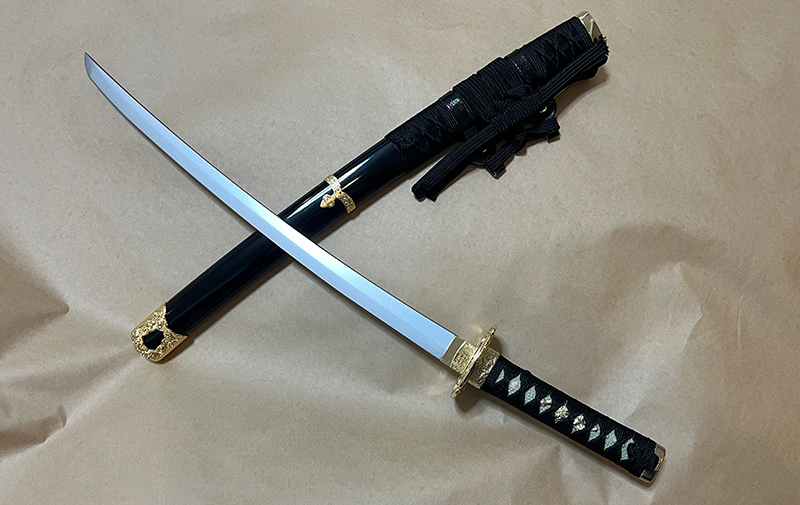 竹光模造刀 黒金小太刀 - 太刀の小刀サイズ。軽量竹光仕様。黒漆目鞘