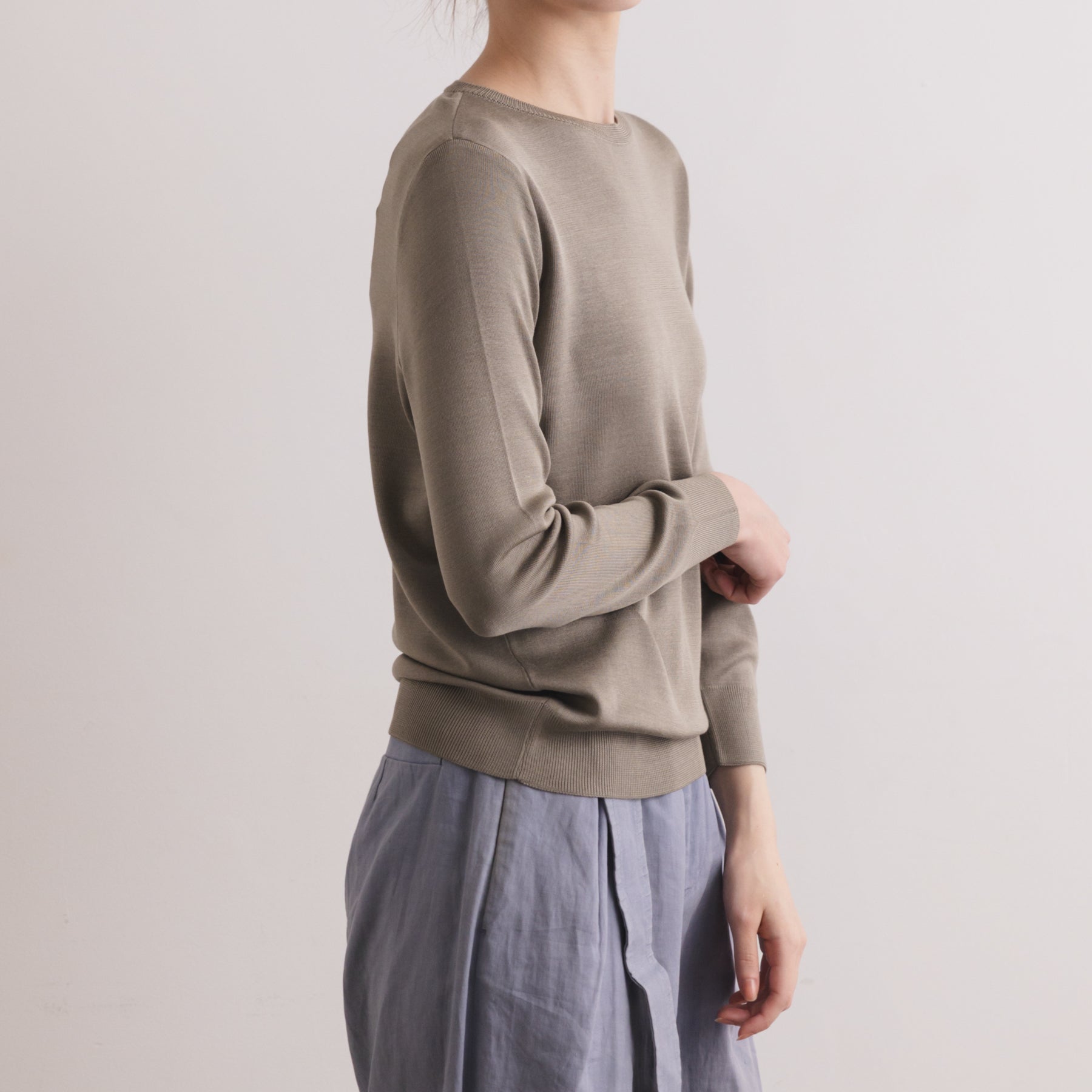 18G シルクゴム編みニット クルーネックプルオーバー, モスグレー