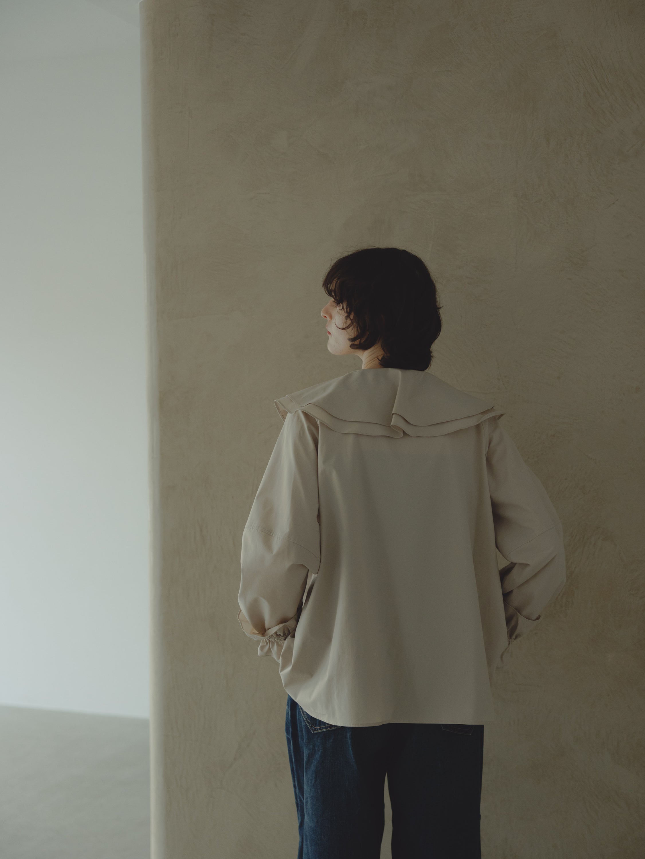 BIG COLLAR FRILL BLOUSE/BEIGE – MYNE