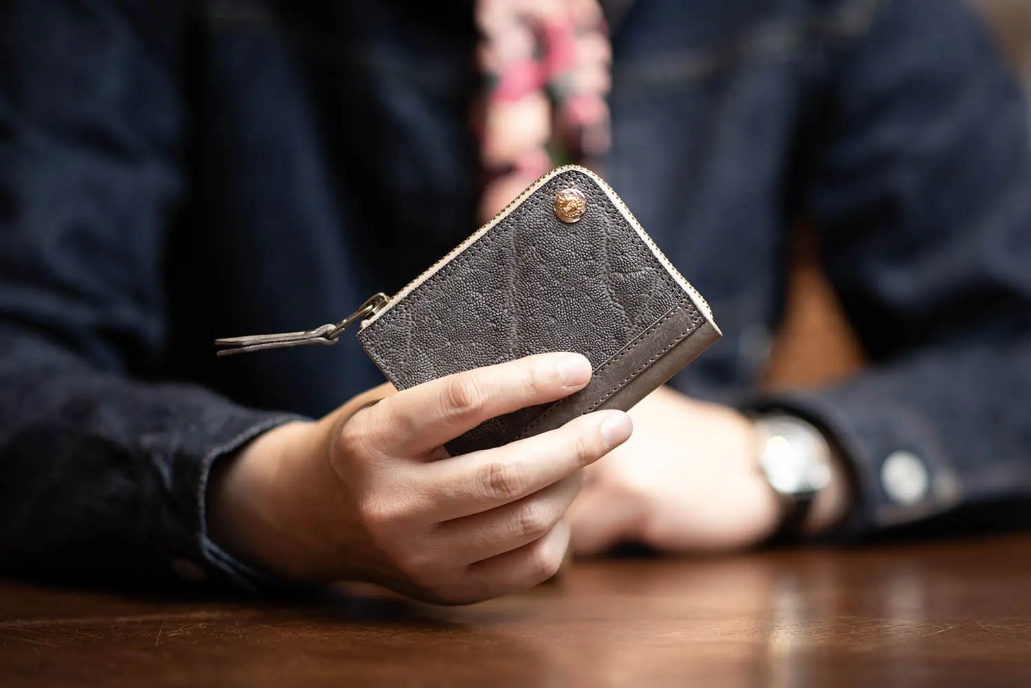 象革】MOTO FW4 エレファント コンパクトジップウォレット (GRAY)